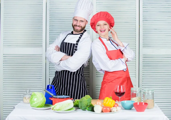 Par matlagning middag. Kvinna och skäggiga man kulinariska partners. Utsökt familjemiddag. Anledningar par matlagning tillsammans. Matlagning med din make kan stärka relationerna. Teamwork i köket — Stockfoto