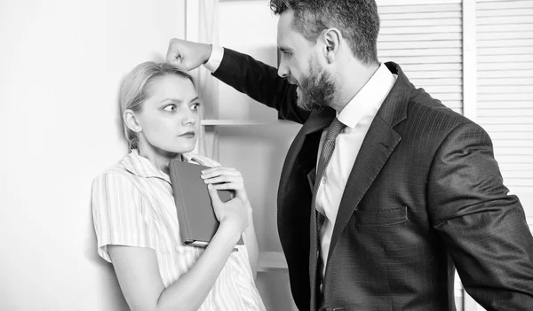 Bewegung gegen sexuelle Belästigung. missbräuchlicher Chef. Bürofrau und ihr lüsterner Chef. — Stockfoto