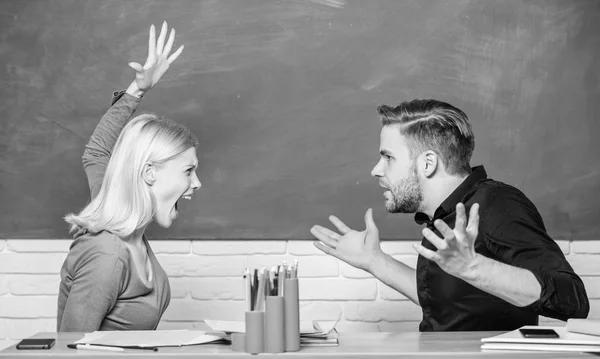 Conflicto escolar. Mujer enojada yendo al hombre con los puños. El maestro y el maestro están en disputa. Pareja discutiendo en clase. Estudiantes universitarios o universitarios de vuelta a la escuela. Educación secundaria — Foto de Stock