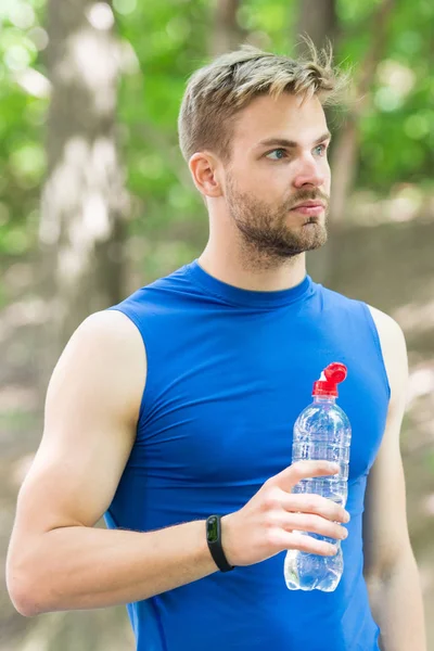 Güç dengesi. Vücut sıvısına dikkat et. Spor ve sağlık. Spor giyim bölümündeki adam su içiyor. Antrenmandan sonra vitamin içeceği. Su şişeli atletik adam. Sporcu parktaki eğitimden sonra su içer — Stok fotoğraf