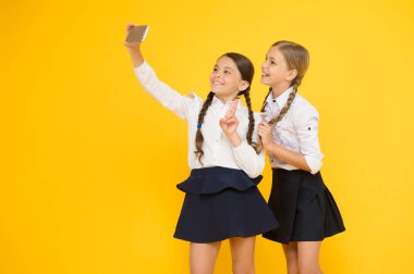 seflie, sen misin? Okul üniformalı küçük kızlar. geri okula. Eğitim blog. dijital teknoloji. Online eğitim. bilgi günü. akıllı telefon ile mutlu arkadaşlar. Çocuklar selfie fotoğraf, dostluk yapmak