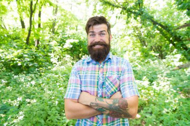 Duygusal doğa sevgilisi. Adam sakallı hipster yeşil ağaçlar arka plan. Adam yaz doğada rahatlayın. Yaz ormanında adam yakışıklı sakal ve bıyık. Yaz tatili konsepti. Çevre ile Birleşik
