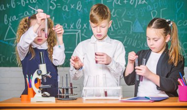 Çalışınca. Laboratuvar mikroskop. çocuk günü. Kimya mikroskop. öğrencileri Biyoloji deneyleri mikroskopla yapıyor. Öğrenme kimya okul laboratuarında ufak çocuklar. Küçük çocuklar Laboratuvarı