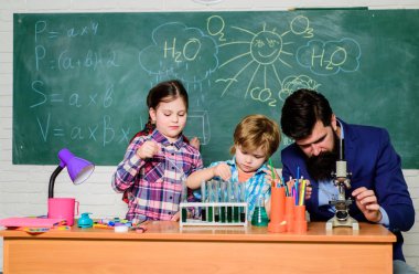 Biyoloji Okulu laboratuar ekipmanları. Biyoloji Eğitimi. Mikroskop. geri okula. laboratuarda kimyasallar veya mikroskop ile denemeler yapmak. mutlu çocuk öğretmen. Kanınızı test etmek