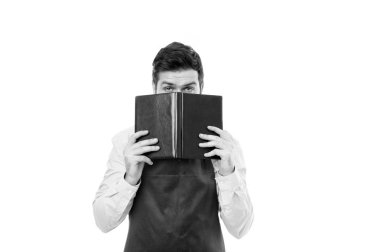 Ne pişirmek için. Erkek hipster Cook apron mutfak hakkında kitap okuma. Yemek pişirmek nasıl bir fikir değil. Mutfak kitabı konsepti. Evde sorumlu adam. Bazı sorunlar. Ev görevleri. Yemek tarifleri yemek