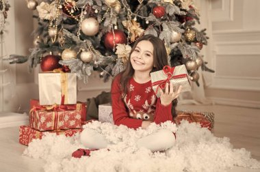 Xmas önce sabah. Noel Baba'yı bekliyorum. Xmas. Noel aile tatili. Yeni Yılınız Kutlu Olsun. Noel alışveriş. Sevimli küçük çocuk kızla xmas hediyesi. Yeni yıl yeni hedefler