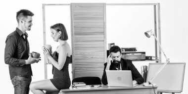 Ofis kahvaltısı. Genç Yöneticiler kahvaltı saatinde konuşuyor. İki iş arkadaşları kahvaltı için çay veya kahve içiyor. İş ortakları arka planda çalışırken kahvaltı yapıyor