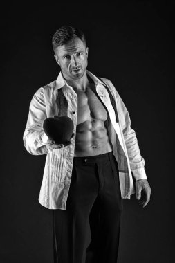 mutlu sevgililer günü. Aşk. Kas vücudu ile maço adam kalp tutun. atletik vücut. Erkek moda ve karizması. acımasız cinsellik. laubali gömlek seksi adam. Sana kalbimi veriyorum. romantik tarih