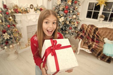 Keşke. Xmas önce sabah. Küçük kız. Yeni Yılınız Kutlu Olsun. Kış. Xmas online alışveriş. Aile tatili. Noel ağacı ve hediyeler. Çocuk keyfini çıkarın tatil