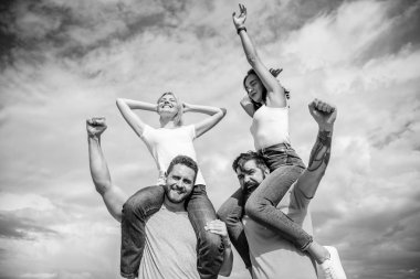 Ünlü Festivali tatil sırasında ziyaret edin. Rock Müzik Festivali. Özgürlük hissediyorum. Çiftler dans. Arkadaşlar eğlenmeye açık hava festivali yaz. Kadın ve erkek Müzik Festivali tadını çıkarın. Tatil ve hobi