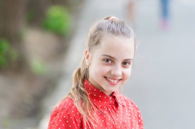 Masumiyet ve saflık kavramı. İhale küçük çocuk güzel yüz gülümseyen. Mutluluk ve sevinç. Tobi gülümseme. Küçük çocuk mutlu gülümseme. Sağlıklı dişleri olan gülümseyen çocuk. Sevimli kız samimi gülümseyen