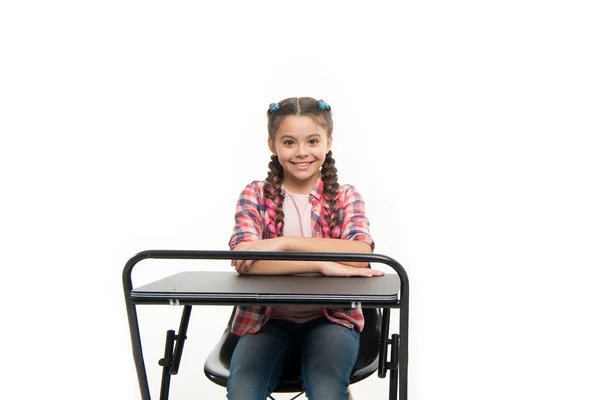 Estudante perfeito sentar mesa menina. Ela sabe as respostas certas. Conhecimento é riqueza. De volta à escola. Conceito de escola privada. Escolaridade individual. Ensino fundamental. Ensino fundamental. Desfrute do processo de estudo — Fotografia de Stock