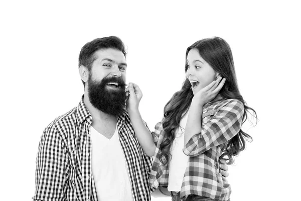 Только шафер может отрастить бороду. Маленькая дочь трогает бороду своего отца. Бородатый мужчина с длинными волосами и маленькой девочкой. Обрезка густой бороды в парикмахерской — стоковое фото