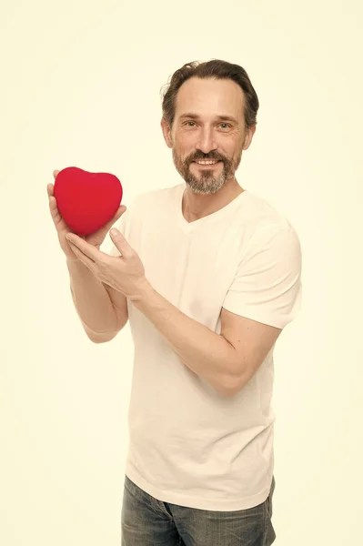 Een gezonde persoon. Hartprobleem en gezondheidszorg. Valentines man met rode speelgoed hart in handen. Knappe volwassen man met hart voor Valentijnsdag. Voorkomen hartaanval — Stockfoto