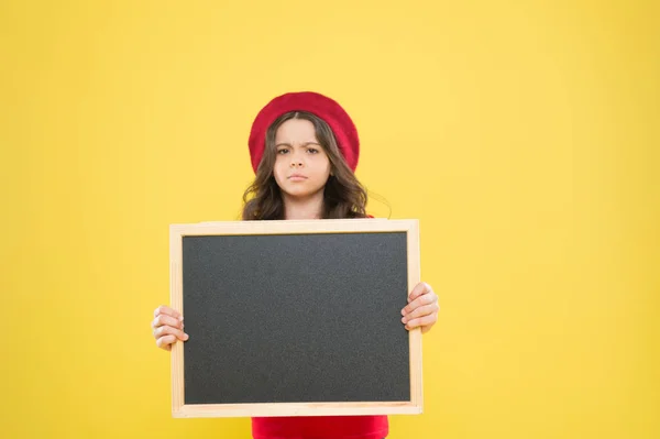 Terug naar school. Interessante informatie. serieus meisje in franse baret. informatiebord. Mode nieuws. Een klein meisje met schoolbord, kopieerruimte. grote verkoop. kind op gele achtergrond. Moeilijke taak — Stockfoto