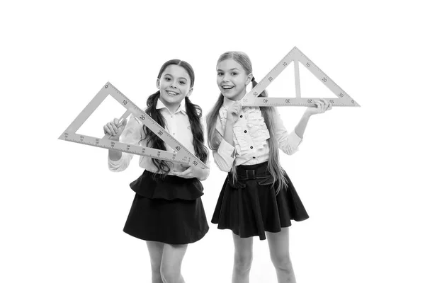 A disciplina preferida da escola. Conceito de educação e escola. Alunos de escola aprendendo geometria. Uniforme escolar infantil branco isolado. Conceito STEM. Aprenda teorema sobre ângulo reto. Meninas com grandes governantes — Fotografia de Stock