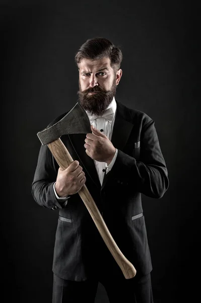 Besluit is genomen. Man brutale hipster met bijl. Scherpe AX hand zelfverzekerde kerel. Mannelijkheid en wreedheid. Barbershop kapsel. Vastberaden te zijn. Brutale kapper. Brute manieren. Resolutie concept — Stockfoto