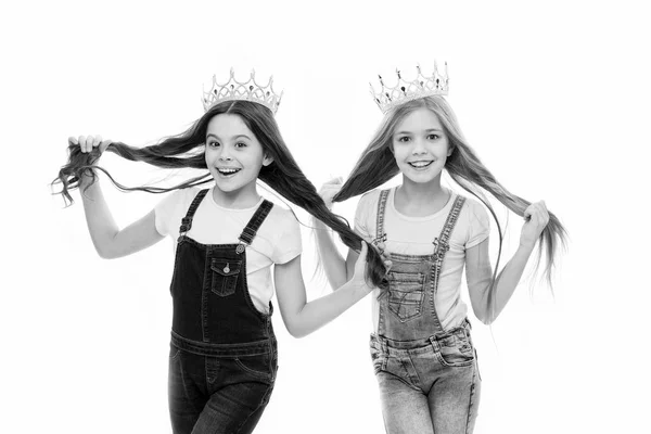 Concepto de niños mimados. Princesa egocéntrica. Los niños usan coronas doradas símbolo princesa. Todas las chicas soñando se convierten en princesas. Princesita. Confianza en uno mismo. Concepto de liderazgo. Las niñas usan coronas —  Fotos de Stock