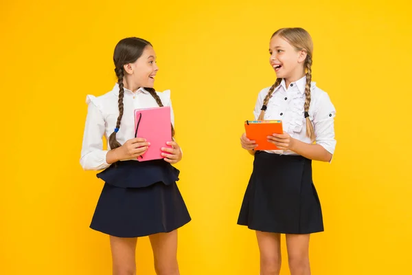 Lasst uns ernsthaft lesen. entzückende kleine Mädchen mit Bibliotheksbüchern auf gelbem Hintergrund. Kleine Kinder, die in der Grundschule lesen lernen. lesen und erreichen — Stockfoto