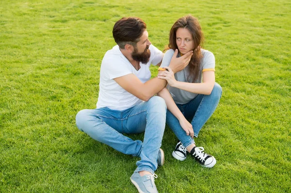 Hipster-Mann mit Bart versucht Mädchen zu trösten. Missverständnis in der Beziehung. Beziehungsproblem. Familienpsychologe. Aggression und Gewalt. Lass mich dich glücklich machen. Berühre mich nicht — Stockfoto