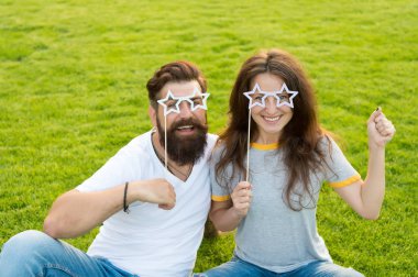 Aşk neşeli gençlik stand sahne çift. Gençlik günü. Yaz eğlencesi. Duygusal insanlar. Birkaç arkadaş. Carefree çift eğlenceli yeşil çim sahip. Adam sakallı hipster ve güzel kadın neşeli yüzler
