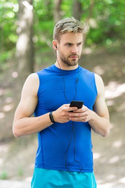 Uygulama kullanarak çalıştırılacak rotayı ayarla. Akıllı telefonlu adam koşuya hazır. Başvuru formu hazırla. Akıllı telefonu ve akıllı saati olan sporcu koşuya hazır ol. Spor uygulaması ile çalışmak daha eğlenceli.