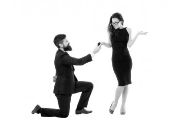 Dünyadaki son romantik. Erkekler evlenme teklif etmek için neden dizlerinin üstüne çöker? Evlilik teklifi konsepti. Adam kırmızı kutu romantik teklifini bekliyor. Benimle evlenir misin? Eşsiz evlilik teklifi için fikirler