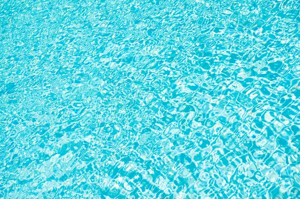 수영장. 푸른 바다 배경 텍스처입니다. 파도 푸른 바다입니다. 스파 릴렉스 리조트. 바다 투명 투명 한 물입니다. 물 표면. 공용 수영장. 여름 방학. 건강한 라이프스타일 활동 수영 — 스톡 사진
