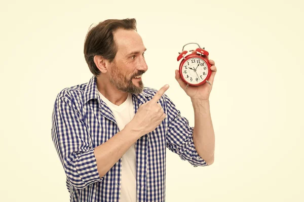 Controle e disciplina. Homem estilo casual segurar despertador. Gestão de tempo e procrastinação. Assuma o controle do tempo. Hora da verificação. Ideia do dia de planeamento. Dicas para economizar tempo. Construir auto-disciplina — Fotografia de Stock