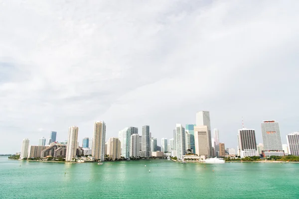 Miami tiene un paseo marítimo del Océano Atlántico bordeado de puertos deportivos. El centro de Miami es el centro urbano de la ciudad basado en el Distrito Central de Negocios de Miami. Rascacielos y agua azul del océano. Hay que ver atracciones —  Fotos de Stock