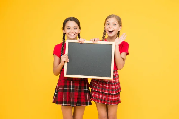 Équipe d'initiative des camarades. Rejoins le club scolaire. Communauté d'élèves. Des cours de pom-pom girl. Horaire scolaire. écolières mignons élèves rouge uniforme tenir tableau noir copie espace. Concept d'annonce scolaire — Photo