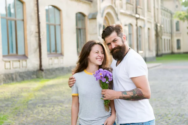 Couple en amour câlins sur la date en plein air. couple amoureux. Saint-Valentin jour férié. romantisme. Les amoureux se rencontrent en plein air. Couple amoureux célébrant des vacances. Ramasser une fille pour un rendez-vous. Amour sentiment romantique — Photo