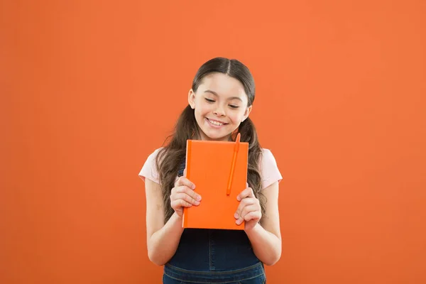 Netter Nerd. Kind hält Buch. Buchhandelskonzept. Interessante Literatur. Entwicklung und Bildung. Kinderbetreuung und glückliche Kindheit. Studium in der Schule. Lesehobby. Lesekompetenz. Leseaktivität — Stockfoto