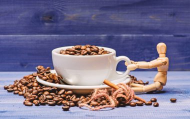 Kafe içecekler menüsü. Kahve molası ve rahatlayın. İlham ve enerji ücreti. Fincan tam kahve kahverengi kavrulmuş fasulye mavi ahşap arka plan. Taze kavrulmuş kahve fasulyesi. Kafein konsepti. Kahve dükkanı konsepti