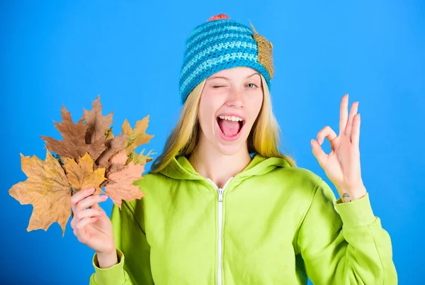 Loisirs actifs et repos saison d'automne. C'est le moment. Femme porter tricot chapeau tenir les feuilles tombées. Soins de la peau et conseils beauté. Soin de routine pour l'automne. Profitez de la saison d'automne. Conseils de soins de la peau d'automne — Photo