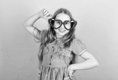 Muhteşem aşk gözlükleri. Sevgililer partisi için kalp şeklinde gözlük giyen çok güzel küçük kız. Küçük çocuk şık valentines aksesuar giyiyor. Mutlu sevgililer günü. Sevgililer günü kutlama