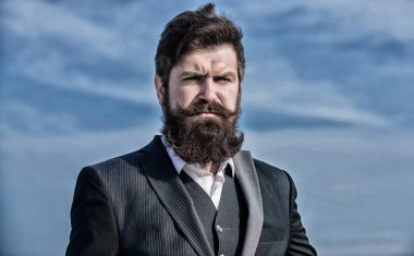 Açık portre. Geleceğin başarısı. Erkek resmi moda portre. Sakalı olgun hipster. bıyık açık acımasız beyaz hipster. Sakallı adam portre. Gökyüzü açık karşı işadamı