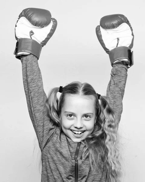 성공적인 리더 기술 스포츠 육성입니다. 빨간 장갑 흰색 배경에 포즈 여자 귀여운 아이. 지도자에 대 한 육성입니다. 강한 아이 권투입니다. 스포츠 및 건강 개념입니다. 여성을 위한 복싱 스포츠 — 스톡 사진