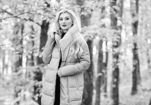 Jassen die iedereen zou moeten hebben. Meisje modieuze blonde wandeling in Park. Beste puffer jassen om te kopen. Hoe te rock puffer jas als ster. Puffer mode concept. Outfit bewijst puffer Coat kan er stijlvol uitzien — Stockfoto