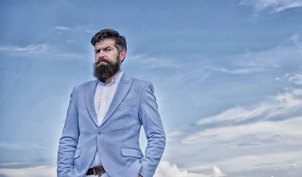 Hipster sério bonito atraente cara com barba longa. O melhor guia de preparação de bigode. Homem hipster barbudo com bigode azul céu fundo. Dicas de especialistas para crescer e manter o bigode — Fotografia de Stock