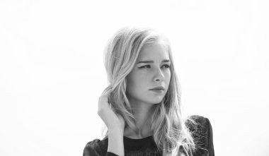 Dikkat çekmek nasıl saç ağartılmış. Kız ihale sarışın makyaj yüz gökyüzü arka plan. Nasıl hızlı ve güvenli bir şekilde ağartılmış saç onarım. Kökleri beyazlatma. Kuaför ipuçları kavramı. Ağartılmış saçımı kurtarıyor