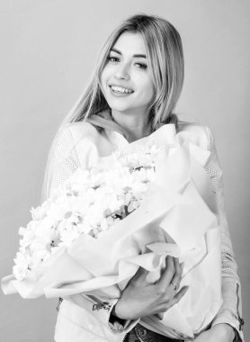 Masumiyet ve hassasiyetin papatya çiçeği sembolü. Özel gününü kutluyoruz. Çiçeklere bayılırım. Kız arkadaşı için sürpriz. Kız ihale şehvetli sarışın tutun çiçekler Buket. Çiçekler teslimat hizmeti