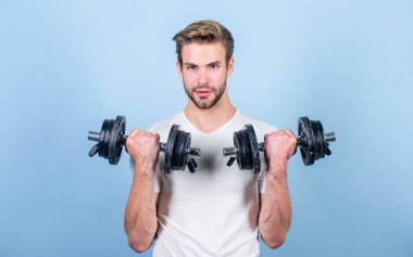 Kaslı adam dumbbell ile egzersiz. Sportsman güçlü kaslar eğitim. Spor ekipmanları. Fitness ve vücut geliştirme sporu. Spor yaşam tarzı. Spor motivasyonu. Yakışıklı adam egzersiz. Spor salonunda egzersiz