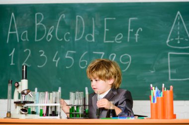 Temel bilgi İlköğretim Okulu eğitimi. Eğitim deneyi. Mutlu çocukluk. Mikroskop ve test tüpleri okul sınıfında yakın çocuk. Bilgi konsepti. Bilgi günü. Çocuk çalışma biyoloji Kimya