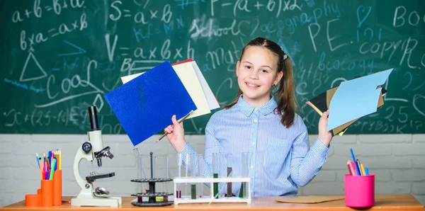 Deneylerin sonucunu belgeleyen. Laboratuarda küçük bir çocuk. Küçük kız okul laboratuarında Kimya öğrenirler. Laboratuar mikroskobu. Kimya mikroskobu. öğrenci mikroskop ile biyoloji deneyler yapıyor — Stok fotoğraf