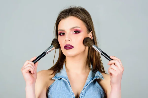 Atraktivní žena, která používá kartáč na make-upu. Profesionální vybavení pro make-up. Koncept umělkyně. Dívka použije práškové stíny. Skrývám nedostatky. Vypadáš dobře a cítím se sebevědomě. Namalovaná temná ústa — Stock fotografie