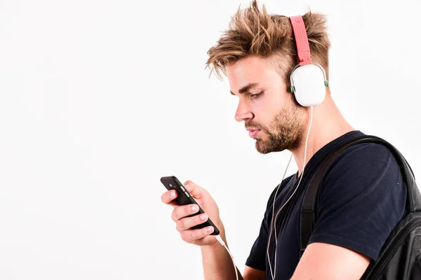 Απολαύστε τέλεια ακουστικά ήχου μουσικής. Μουσικό gadget. Μουσικά αξεσουάρ. Man Ακούστε μουσική σε απευθείας σύνδεση ακουστικά και smartphone. Σύγχρονη τεχνολογία. Έννοια του MP3 player. Φιλοσοφία εφαρμογής μουσικής — Φωτογραφία Αρχείου