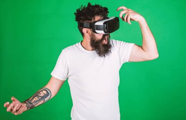 Sanal parti kavramı. Sanal gerçeklik eğleniyor yüz bağırarak üzerinde hippi. Sanal gerçeklik içinde kafa monte görüntü dans adamla. Vr sakallı adam arka plan dans, yeşil gözlük