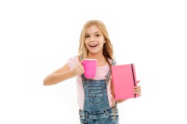 Kitap ya da not defteri ve kupa ile kız öğrenci çay molası. Su dengesi kavramı. Okul dersten önce çay ın tadını çıkarmak. Rahatlayın ve şarj edin. İlham verici bir içki. Kız sevimli çocuk uzun saç içmek kakao veya çay