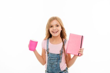 İlham verici bir içki. Kız sevimli çocuk uzun saç içmek kakao veya çay. Kitap ya da not defteri ve kupa ile kız öğrenci çay molası. Su dengesi kavramı. Okul dersten önce çay ın tadını çıkarmak. Rahatlayın ve şarj edin